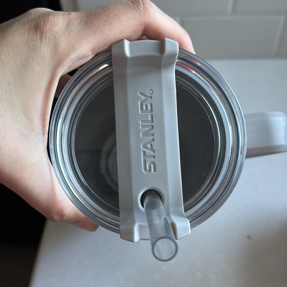 ⬇️⭐️ Stanley Adventure Quencher 40z Travel Tumbler in Ash Gray - Picture 7 of 8